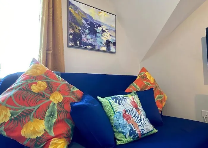 Beachside Bliss: Stylish Apartment near Bournemouth