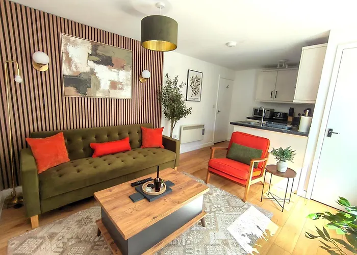 Sea Breeze, Stylish 2 Bedroom Flat, Sleeps5, Internet And Parking, 10 Min To Beach, Co-Op Is Downstairs